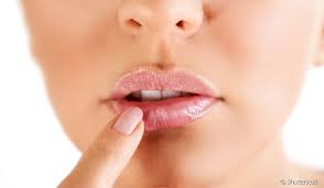 Conheça os principais tratamentos caseiros contra a herpes labial.