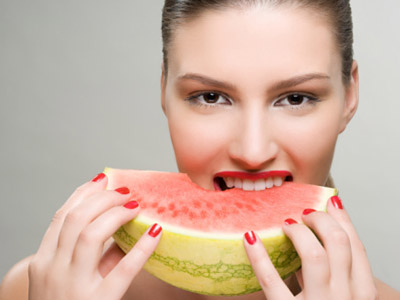 Alimentos com pigmentação vermelha, como a melancia, são excelentes para a pele