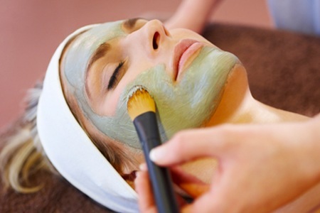 A máscara de argila verde ajuda a fechar os poros abertos