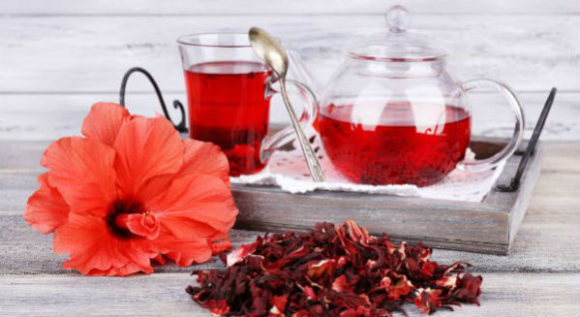 Conheça as propriedades do chá de hibisco