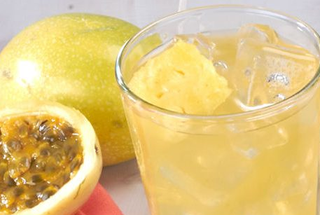 Suco de abacaxi com maracujá é uma ótima dupla para acalmar e melhorar a saúde do sistema digestivo